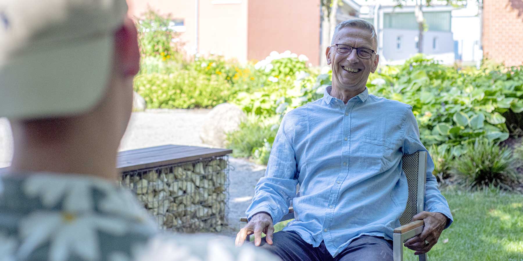 Götz Uwe Kress Mentor für sensible Menschen im Gespräch mit einem Teilnehmer