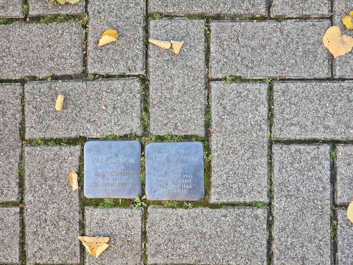 Stolpersteine Gehweg Gedenken - kollektives Gedächtnis Nationalsozialismus Empathievermögen