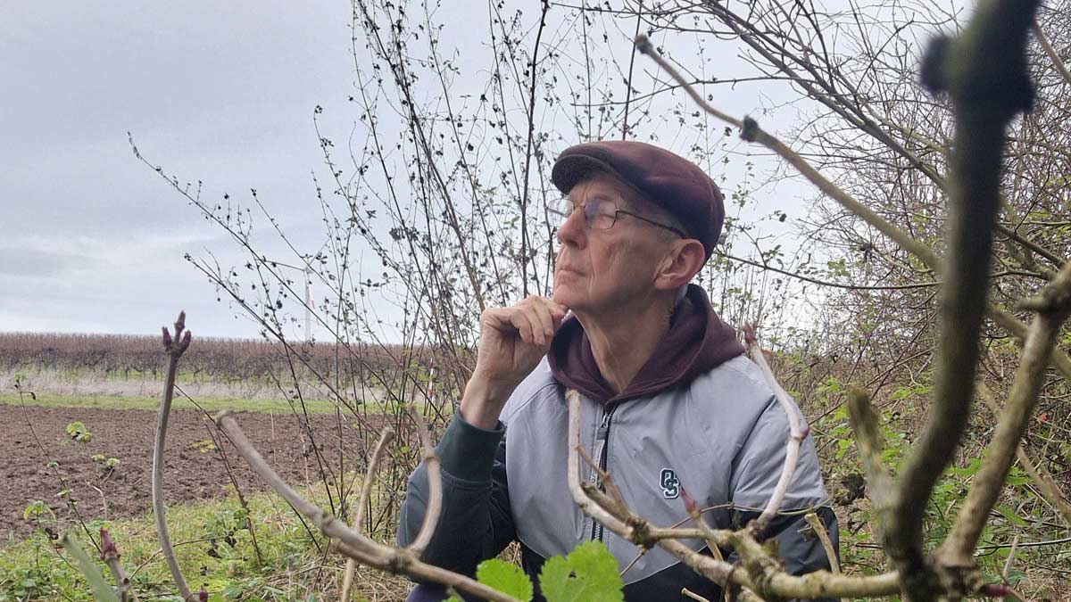 Götz Uwe Kreß lauscht in der Natur – praktische Übung 
für hochsensible Menschen, den Zauber wahrzunehmen
